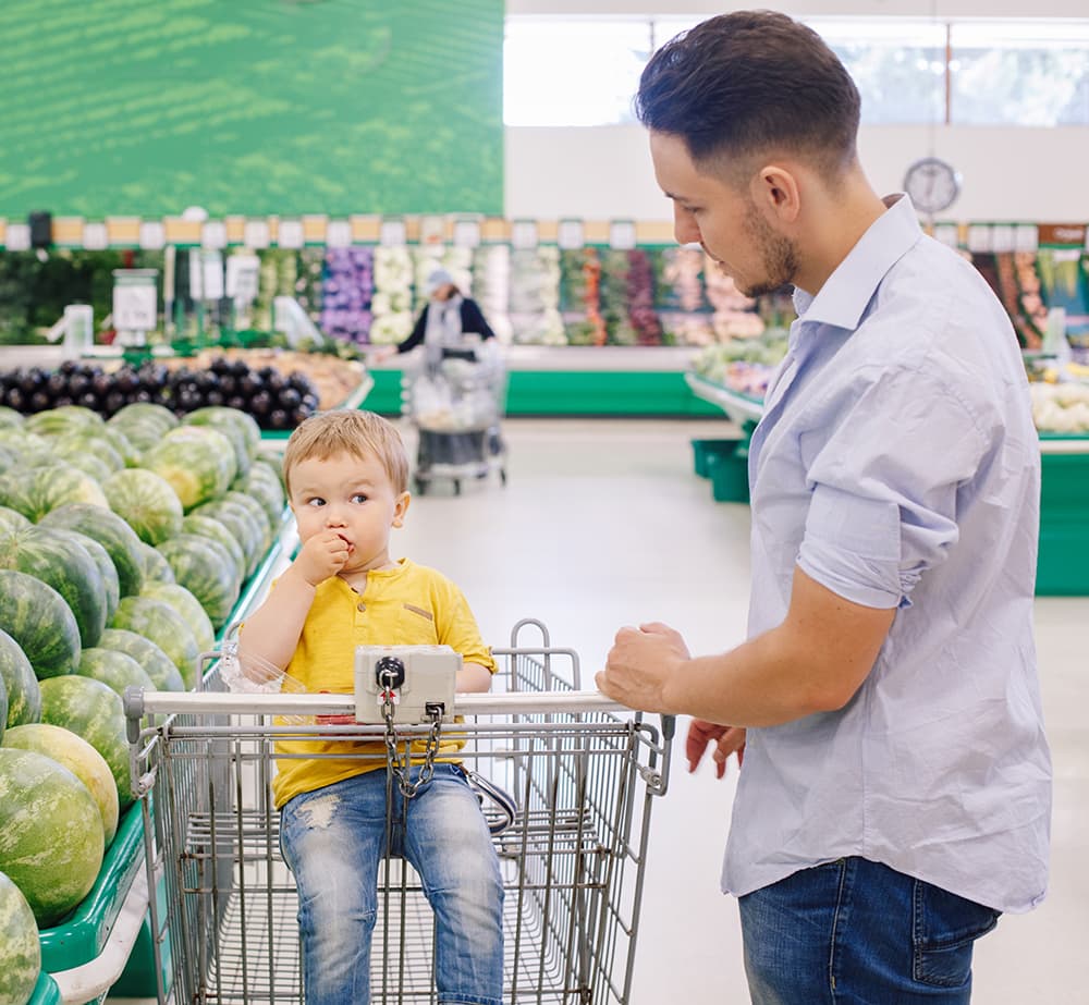 Dad in Grocery Store Warns Kid That He Will Turn This Cart Around